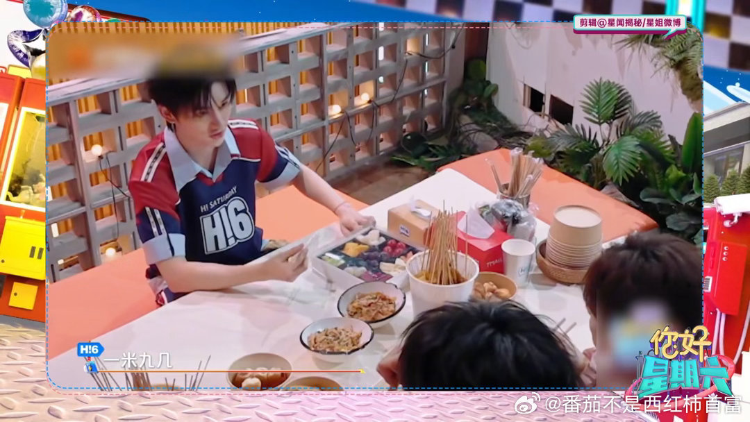 何炅说丁程鑫在好六挺高的 听丁程鑫说三个一米九几的男生在旁边，自己觉得渺小，何炅
