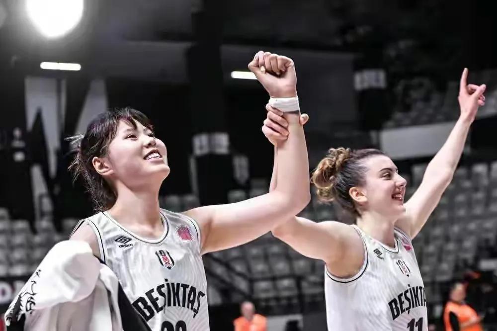 残暴！李月汝砍25分24篮板（14前板）助贝西克塔斯92:57大胜对手。在国内比