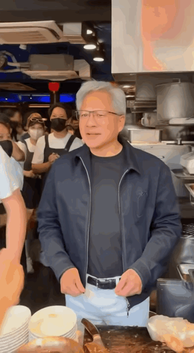 要被这一届的网友给笑死，黄仁勋又去吃台北猪脚饭了，视频评论区网友们纷纷喊话军儿：