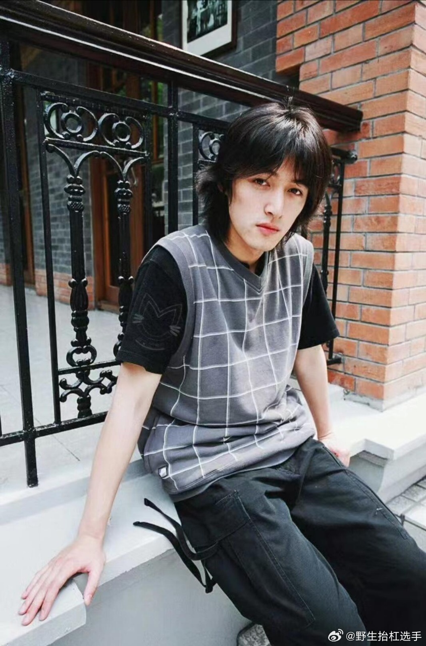 胡歌高中长这样 不多人追才怪原来帅哥是从小帅到大的！胡歌高中时期就颜值在线，气质