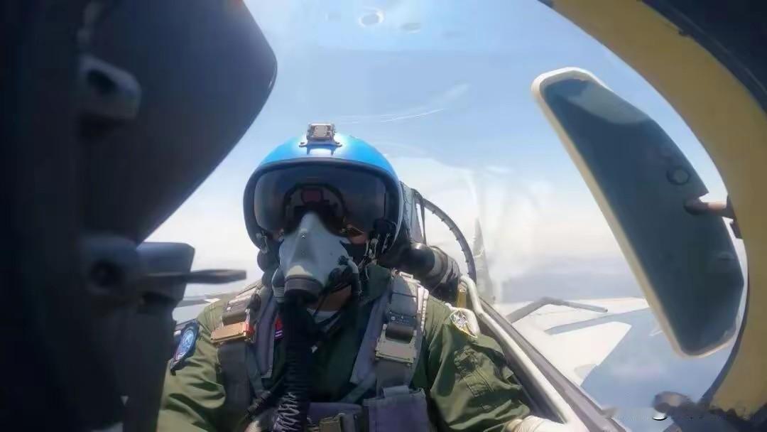 外军抵近挑中国空军歼-20
起飞迎敌逼退外军机
2025年歼-20由训转战，起飞