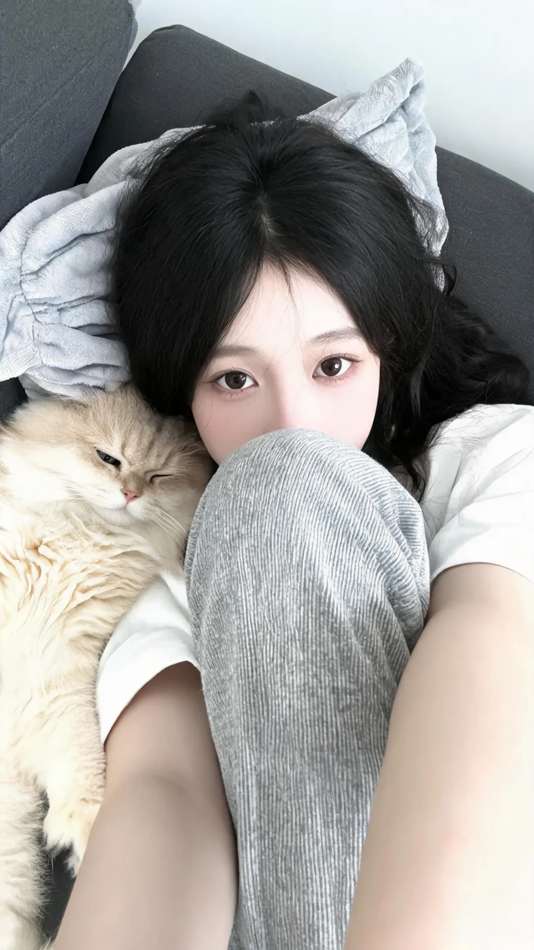 主体细节：年轻东亚少女，乌黑蓬松长发，原生冷白皮，清晰细腻皮肤纹理带淡...
