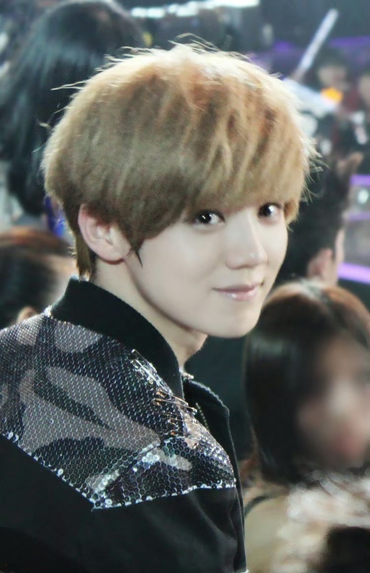 鹿晗特别可爱的一点是他每次向粉丝表达情感的时候都略显急促与紧张怎么说呢？看的出来