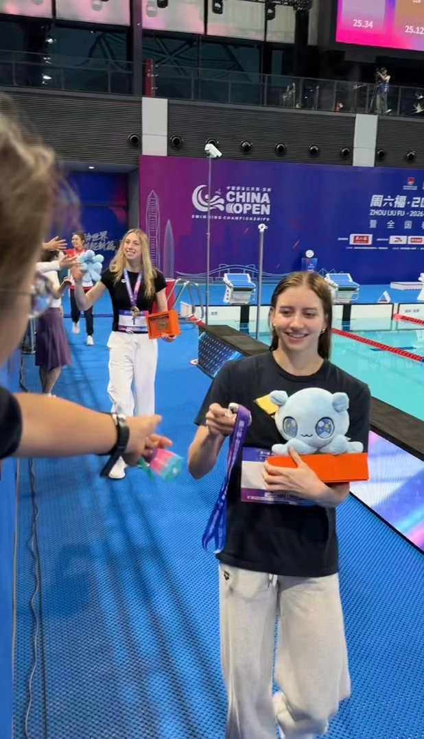 美国游泳选手把银牌送给观众 太暖了！✨2026年中国游泳公开赛女子50米蝶泳决赛