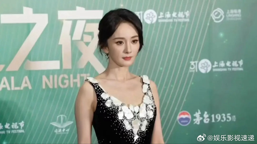 今天杨幂亮相白玉兰奖提名晚宴，她这回搭配了一件黑色的裙子，看上去高贵又迷人，气质