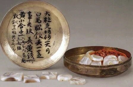 唐·素面“大粒光明砂”银盒 | 陕西历史博物馆 这件是素面“大粒光明砂”银盒，它