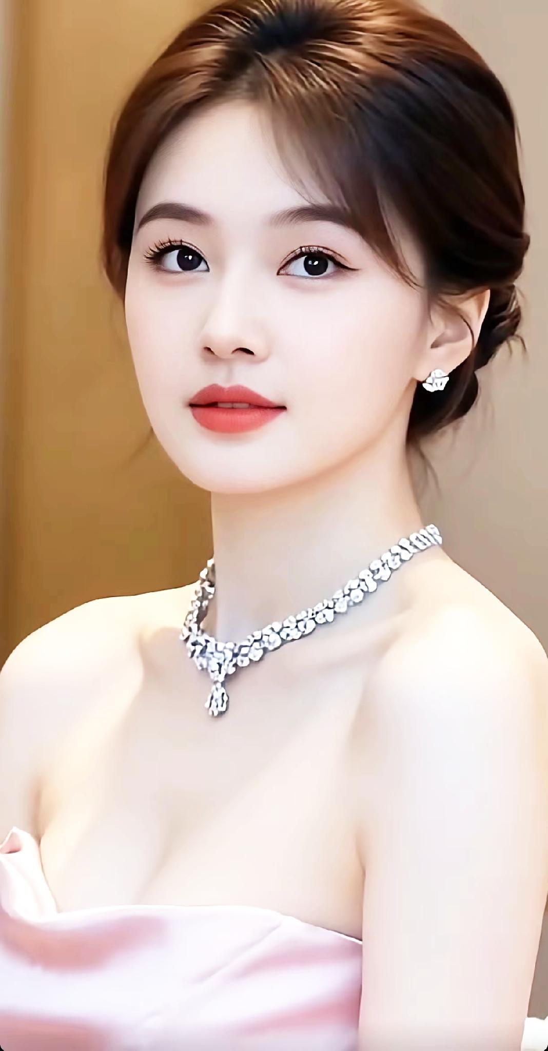 优雅气质，闪耀珠宝，温柔粉裙，完美女神。