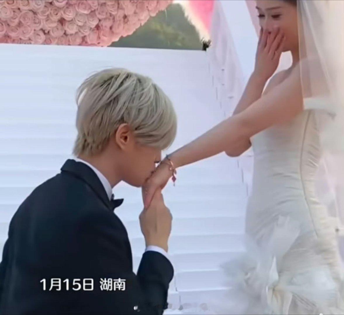 鹿哈向女友求婚成功  鹿哈求婚成功。网友：第一眼女主怎么不是关晓彤？第二眼原来是