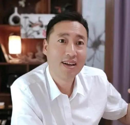 一个公众人物不可能在私下没有认识的，北哥被封了。就因为他持续唱衰房地产，北哥自己