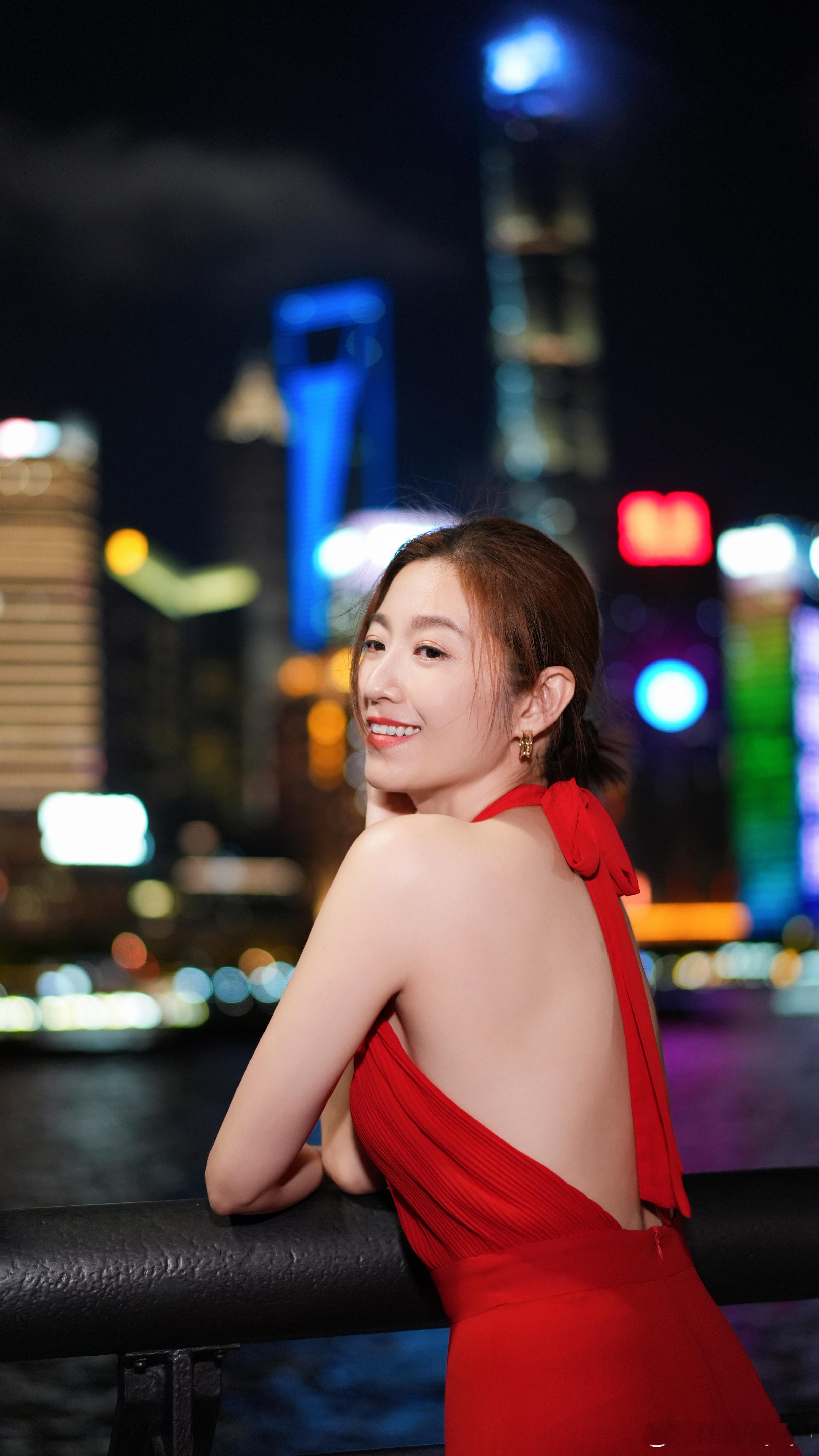 陈自瑶，以一抹红裙，绽放无尽魅力，露背设计，勾勒出她曼妙的身姿，性感而不失高雅。