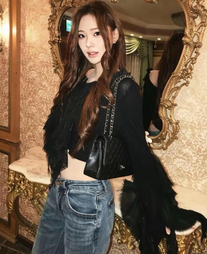 她终究是长成了她爸爸喜欢的样子
19岁的小S的二女儿许韶恩如今也算亭亭玉立了，她