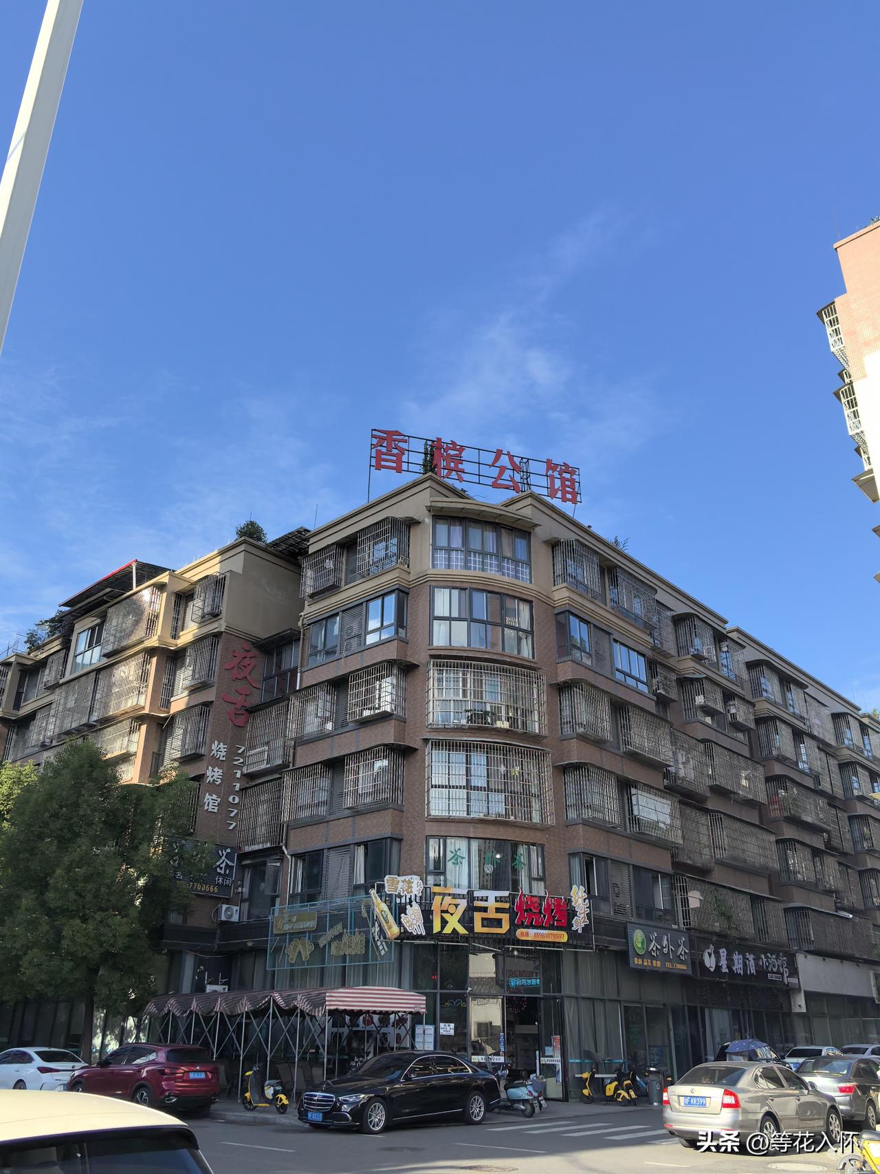 体制内的人都知道，当过领导的退了休，或是到了年龄安排到某大某协去任一个闲职，就相
