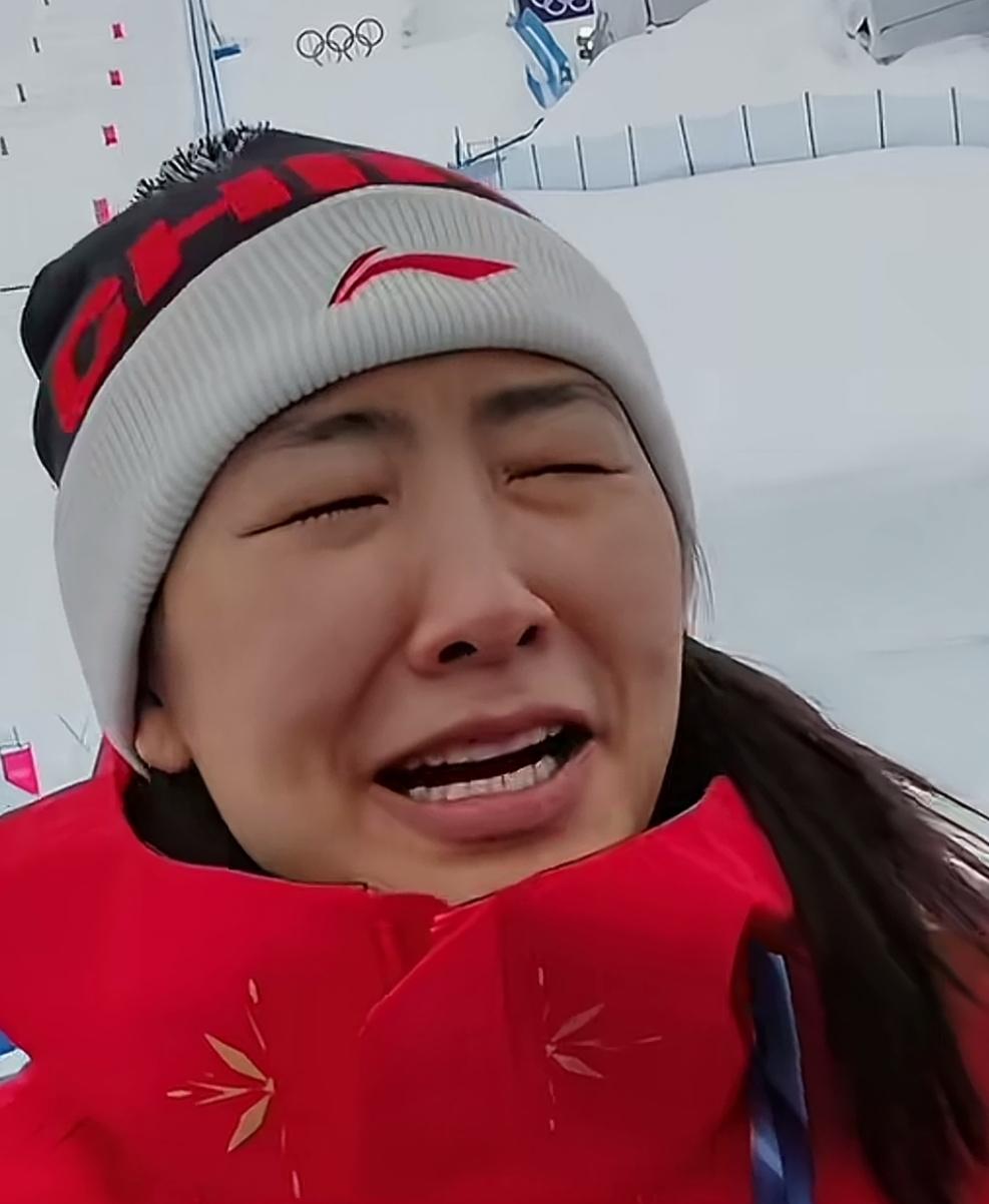 面对记者采访镜头，徐梦桃表示，自己其实内心还想再跳一届，只是这个想法还没和家里人