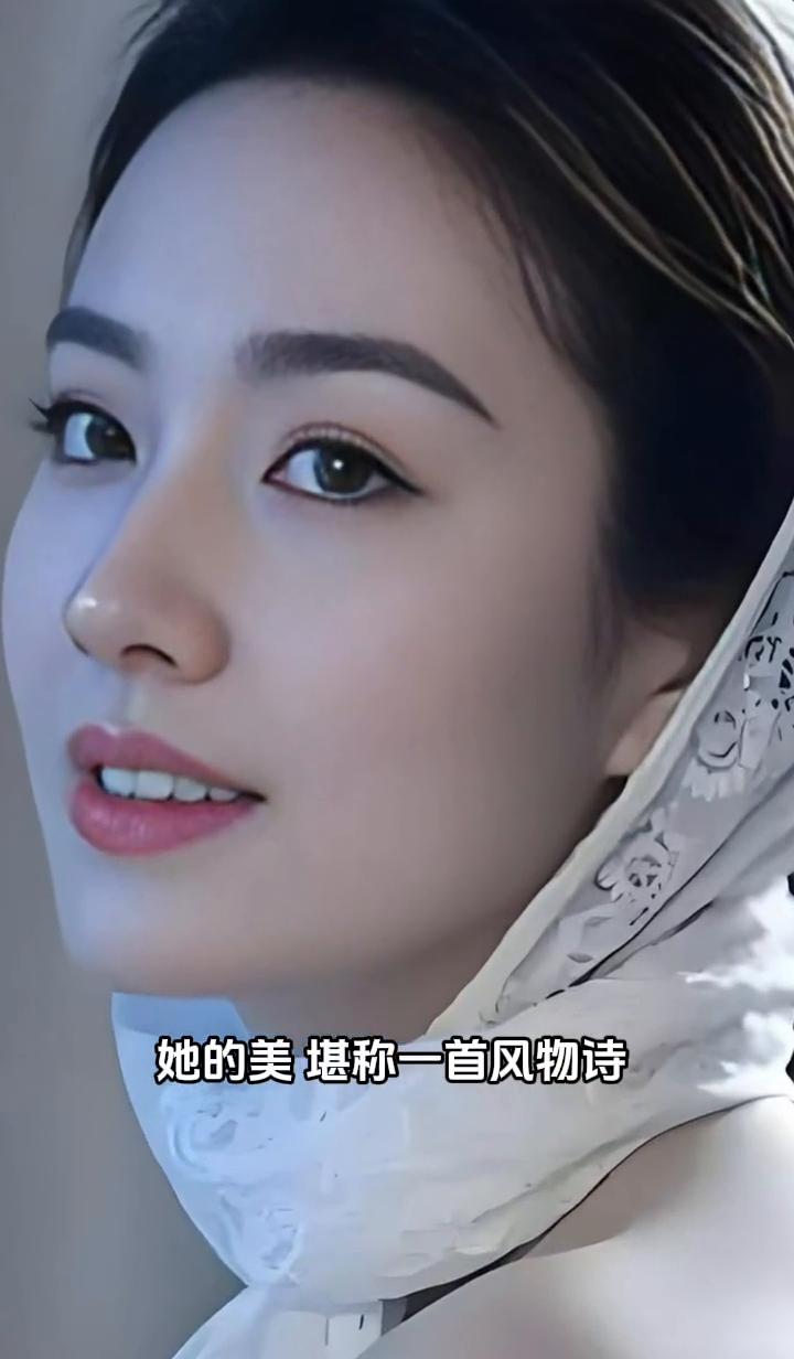 她的美堪称一首风物诗，眉眼流转是星辰，唇齿开合如花绽，一切比例都恰到好处，组合成