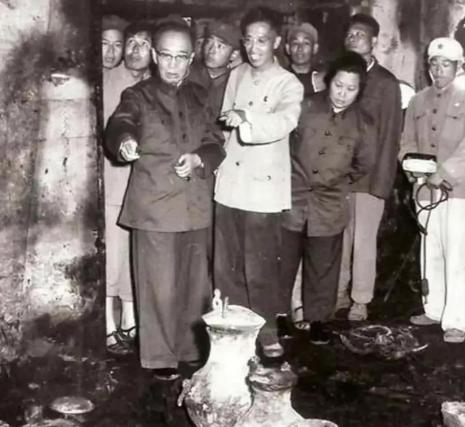 1956年，郭沫若带人挖掘定陵，可不久后，他的妻子和儿子都自杀身亡，参与挖掘的专