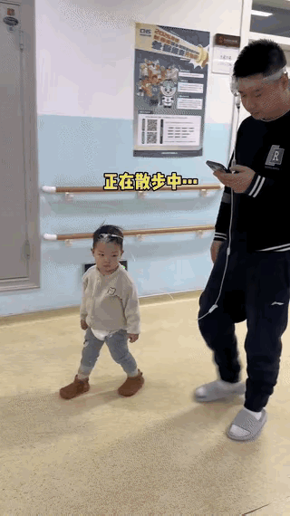 太聪明了！吉林一位爸爸带生病的孩子去医院输液，孩子总爱乱跑，手里拿输液袋特别不方