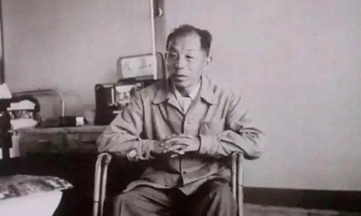 1946年深秋，台湾新竹的山区寒意渐浓，一辆黑色轿车停在日军遗留的破败温泉建筑群