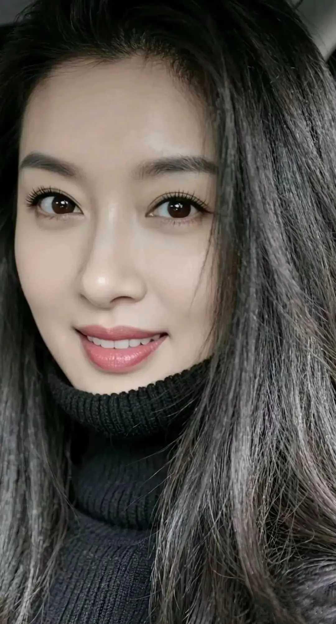 风里的秀发（现代诗）
 
不是所有的牵挂
都要开口
就像你的秀发
轻轻地留在风中