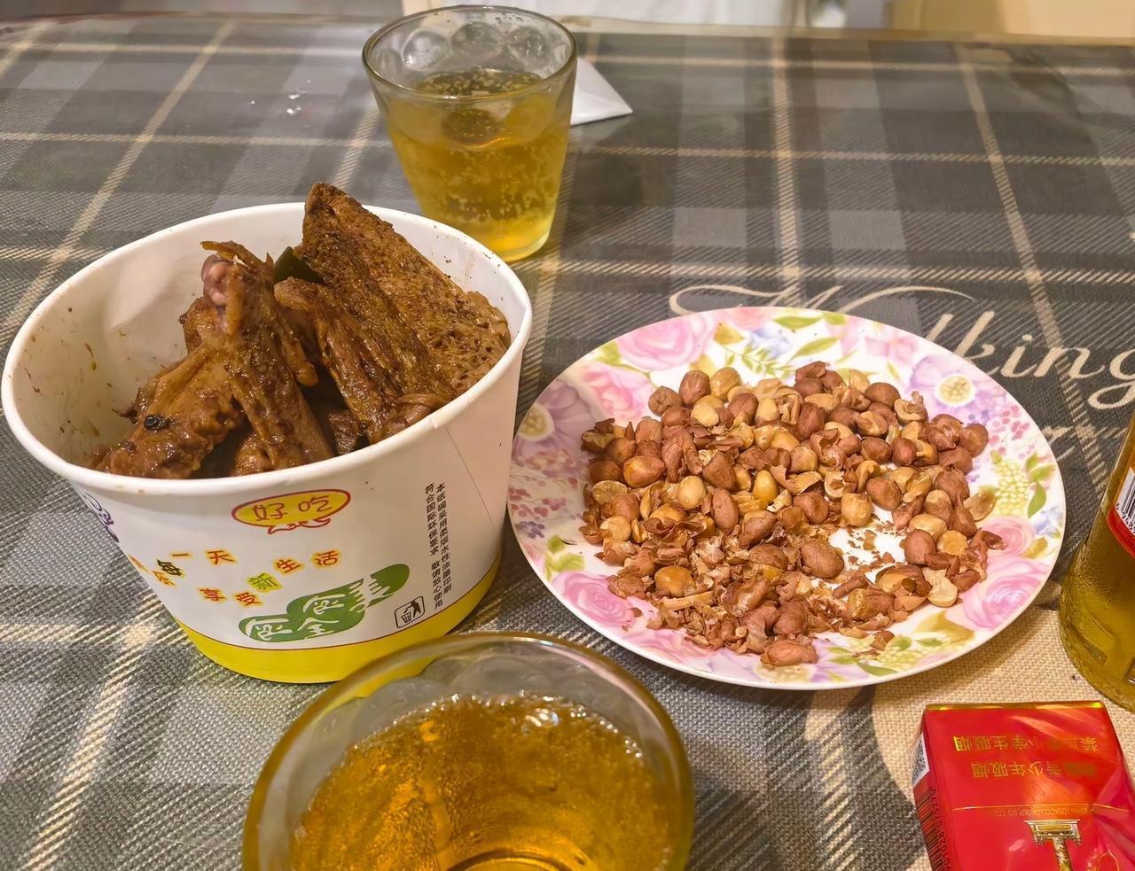 朋友悟出来的：以前天天喝酒唱K，花钱没算过。生了一场病，连续一年多没参与任何酒局