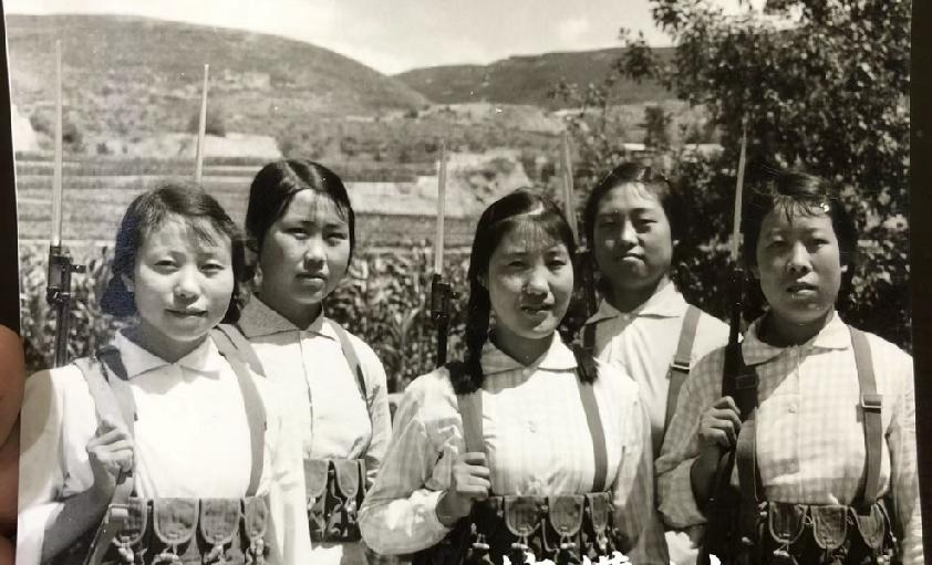 飒爽英姿五尺枪，
曙光初照演兵场。
中华儿女多奇志，
不爱红装爱武装。