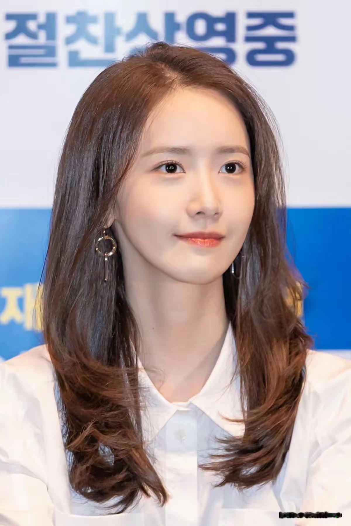 林允儿（Yoona），韩国女子演唱团体少女时代成员，兼具歌手、演员双重身份。她外
