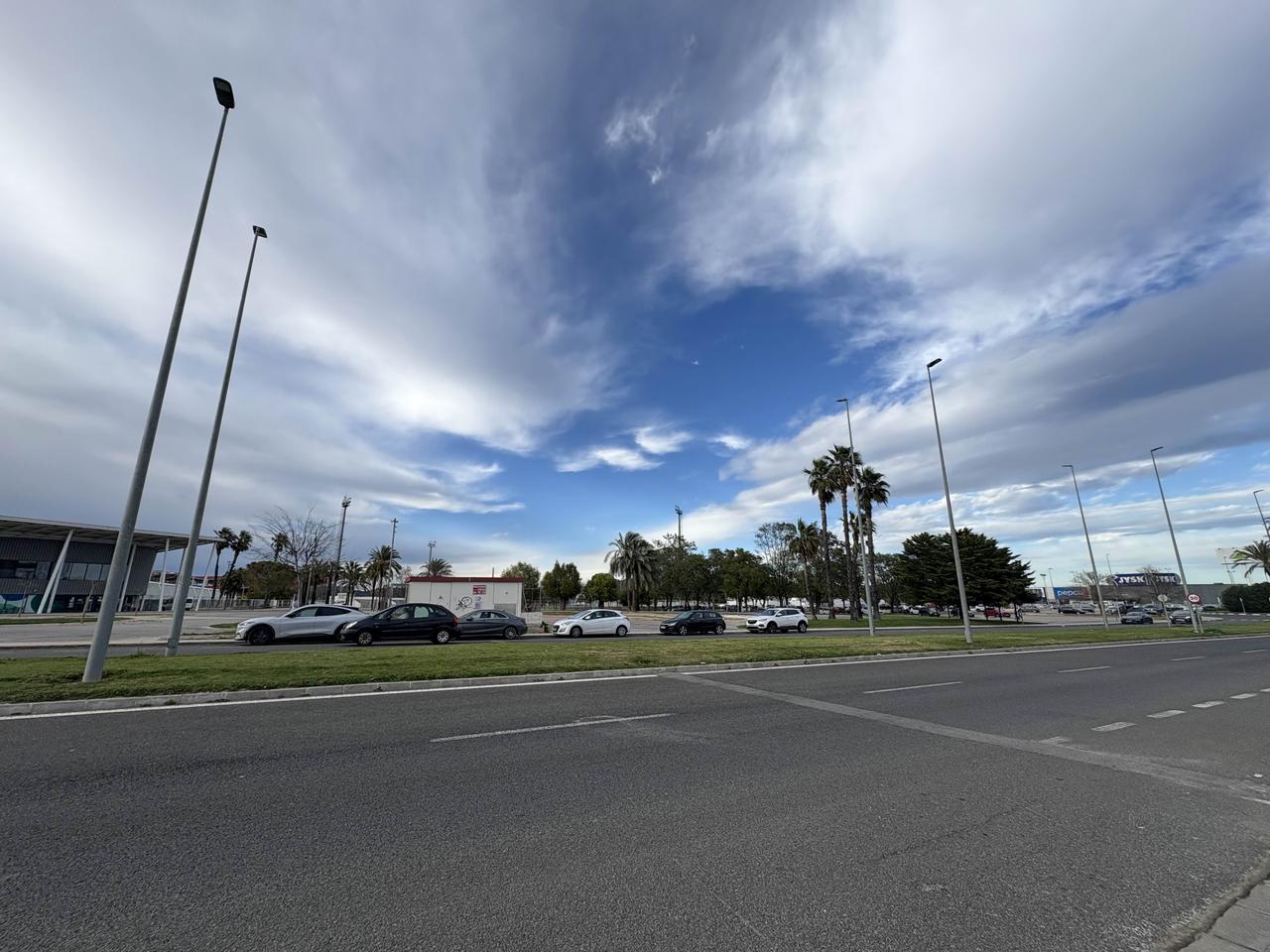 蓝天辽阔，像人生的可能；
白云变化，像经历的起伏。

只要心里留一片晴空，日子就