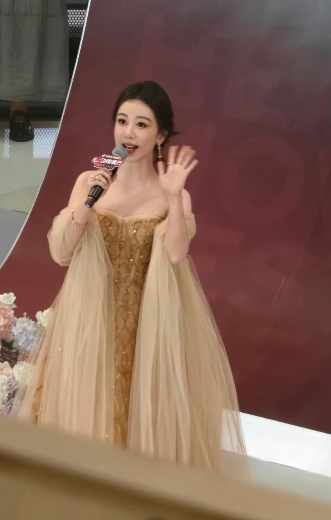 杨紫视后第一个线下活动造型杨紫 问就是新晋视后状态💯 