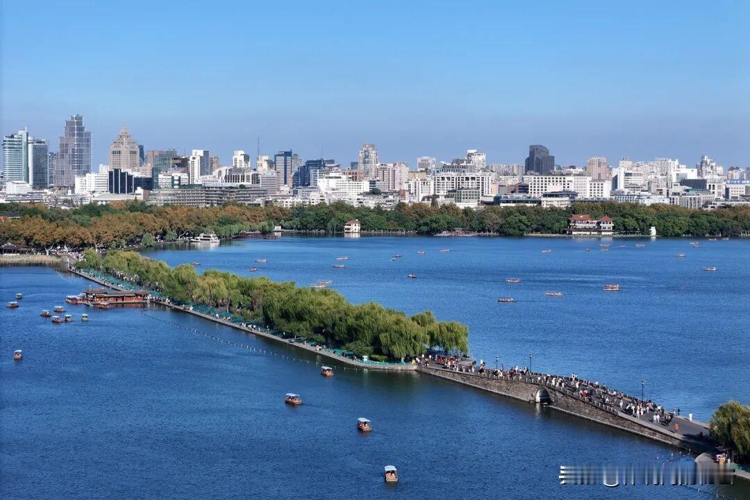 在机关里，常能见到这样的干部：他们下笔，文章便有了魂；他们开口，道理就落了地；问