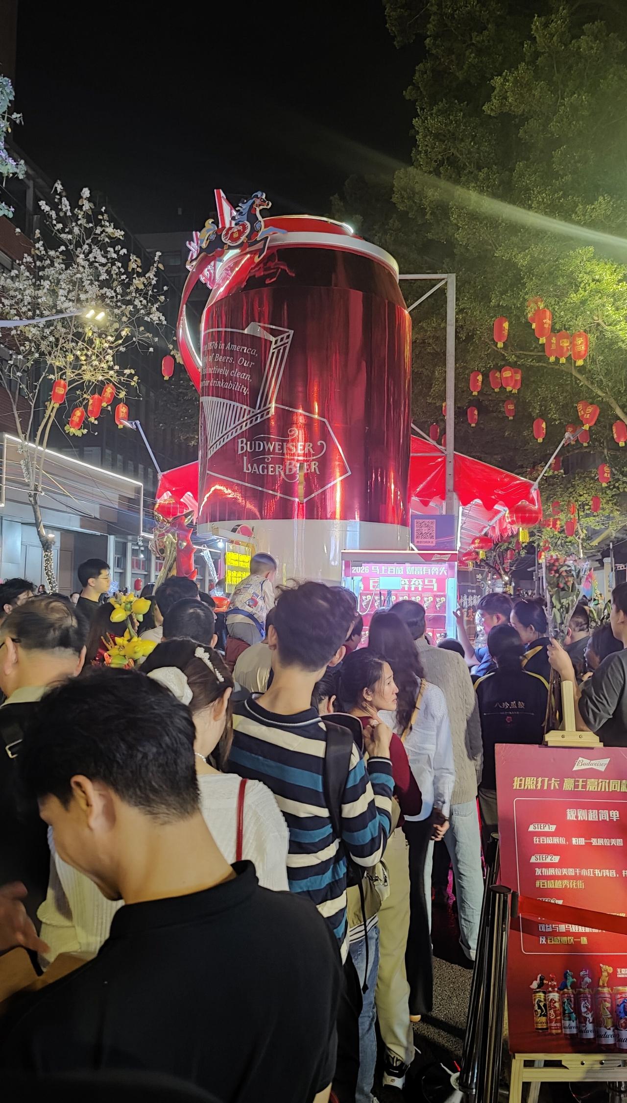 除夕花市跨年，我却在排队抓马
📍广州 西湖路
「北京路步行街」的越秀花市，本来