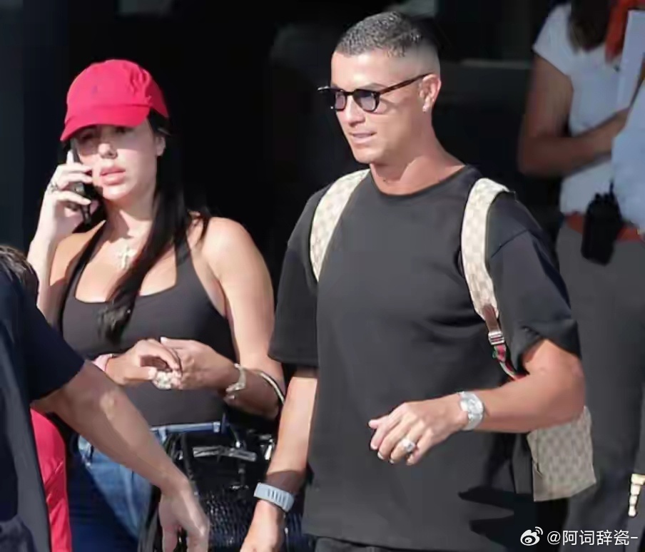 太阳报：C罗与乔治娜同戴钻戒，引发周末婚礼猜测 