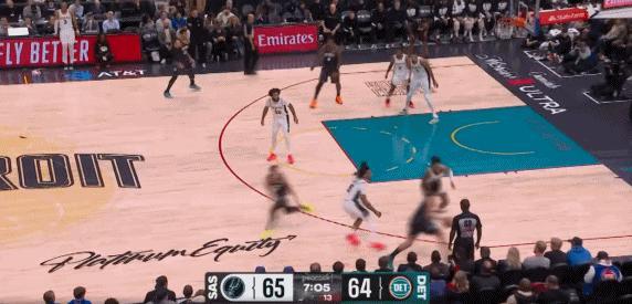 夸张！这球也就文班亚马能盖到！
在今天NBA常规赛马刺对阵活塞的第三节比赛中，坎