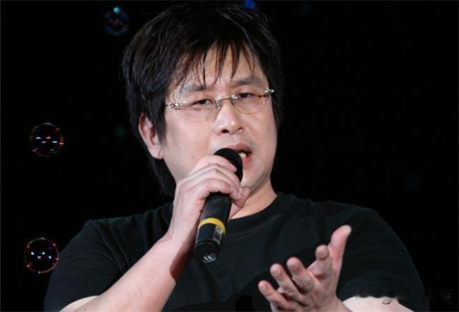 看了郑智化发的澄清声明，有点尴尬。
 
他承认用连滚带爬这个词不妥，也说推轮椅的