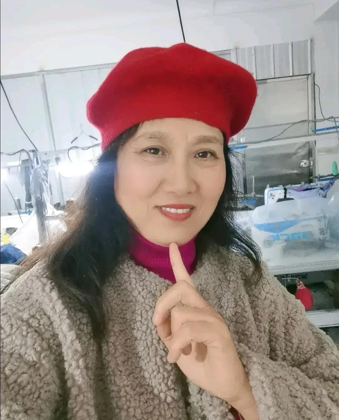 原来这就是郭晶晶的妈妈呀
听说她放弃了自己的事业帮郭晶晶带孩子
不愧是个好妈妈呀