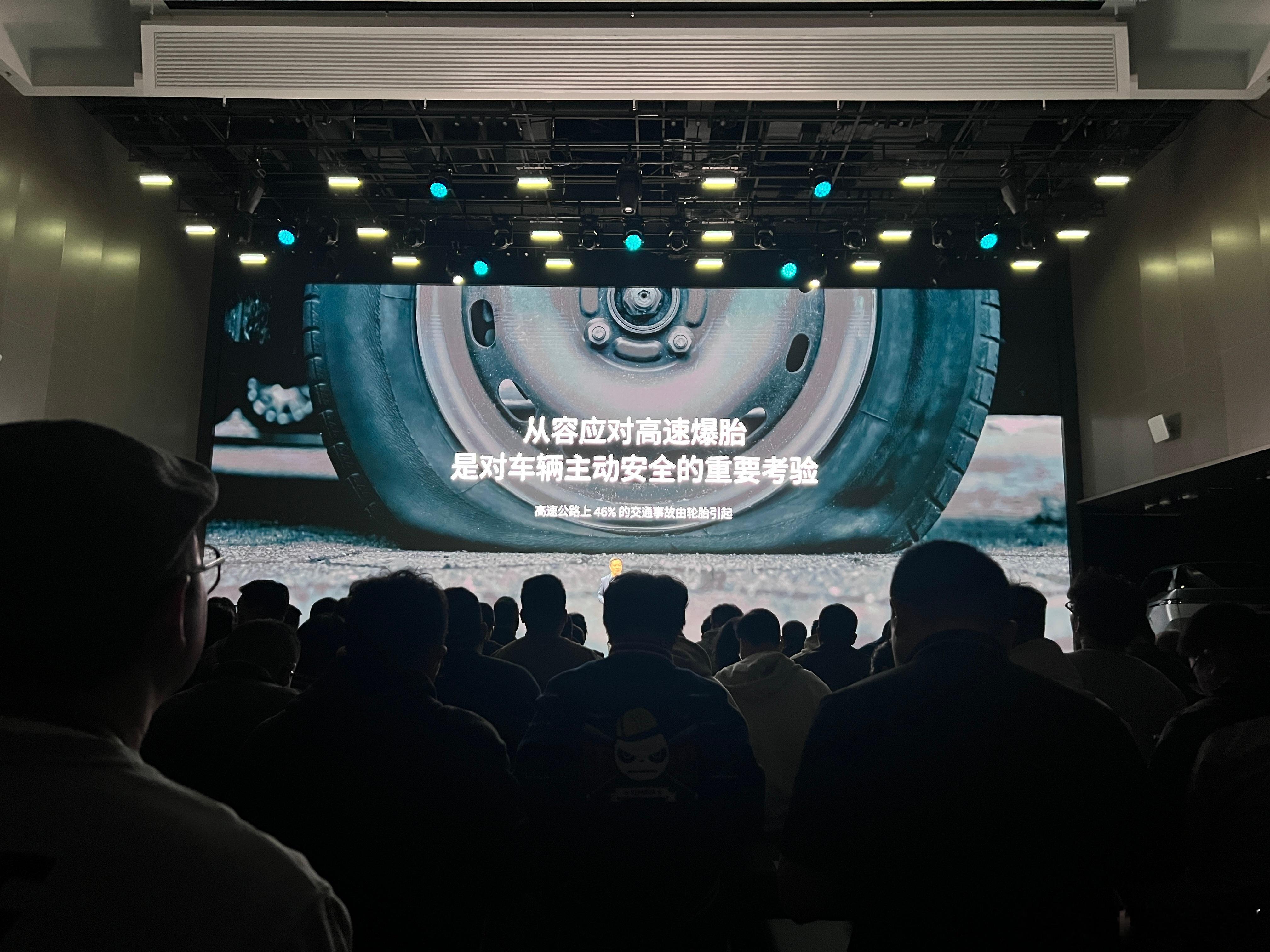 爆胎测试真的很可怕，但是真的有必要了解。你要知道你的车有多厉害。