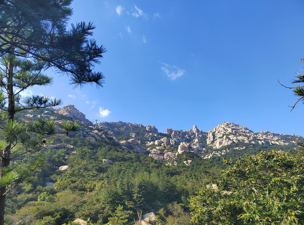 来青岛怎么能不爬崂山呢
1️⃣仰口是我最喜欢的一条线，“山海相拥，依山傍海”，山