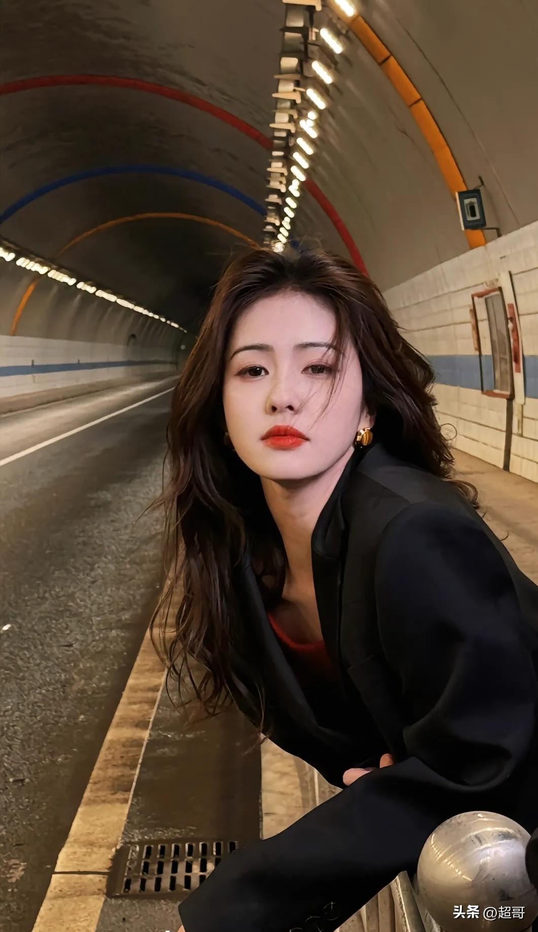 甜晕！白鹿机场行公主礼，一个动作圈粉千万
3月9日，白鹿现身机场，直接凭一个小举