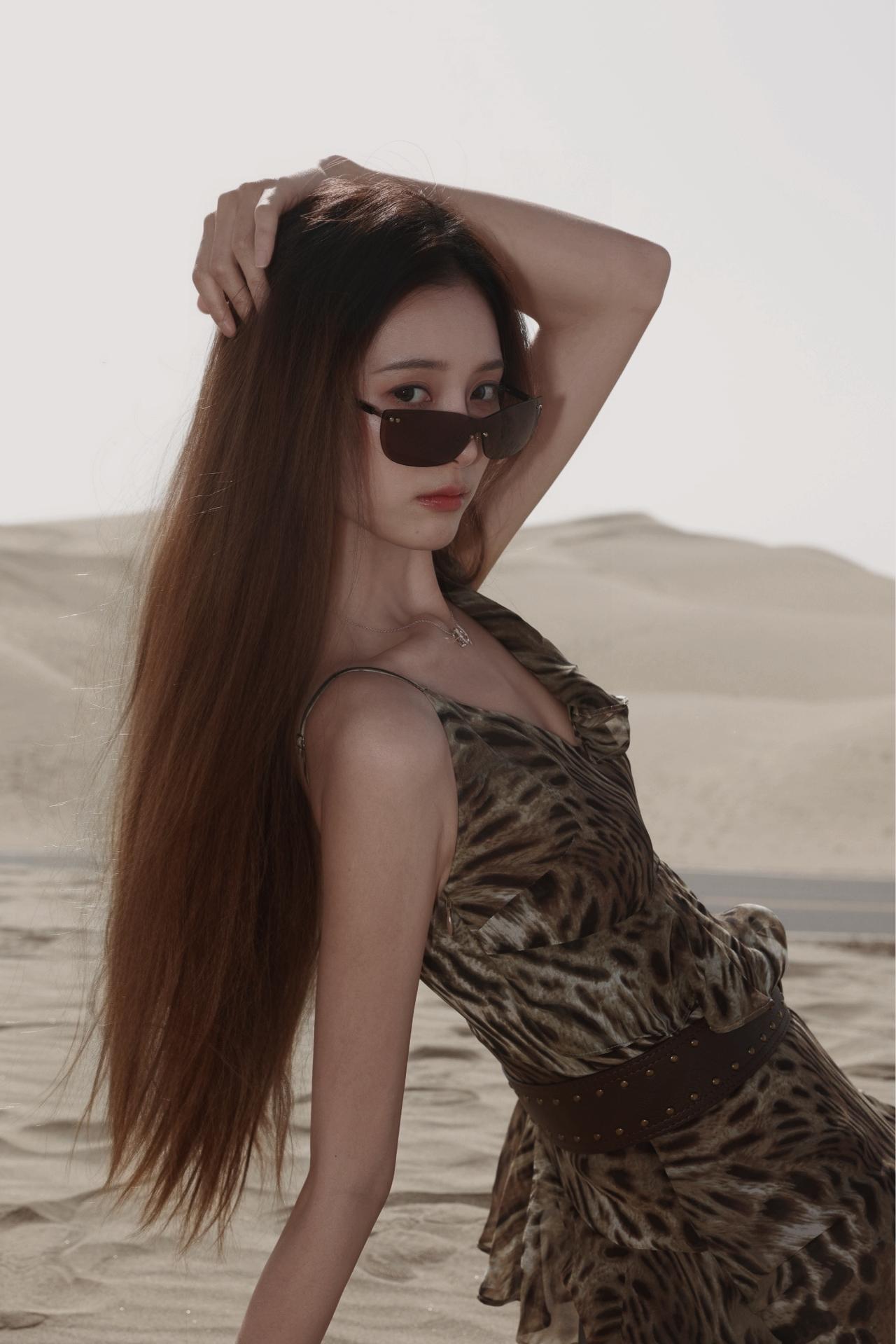 谁能拒绝徐艺洋沙漠豹纹长裙！酷感和妩媚同时在线