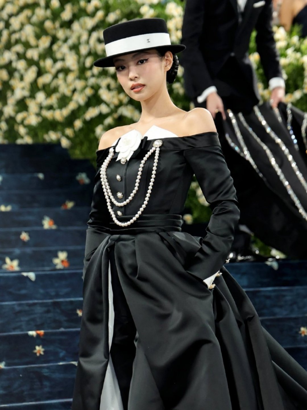 lisa蕾丝套装Jennie人间香奈儿 和Lisa一同参加活动的韩国本土明星Je