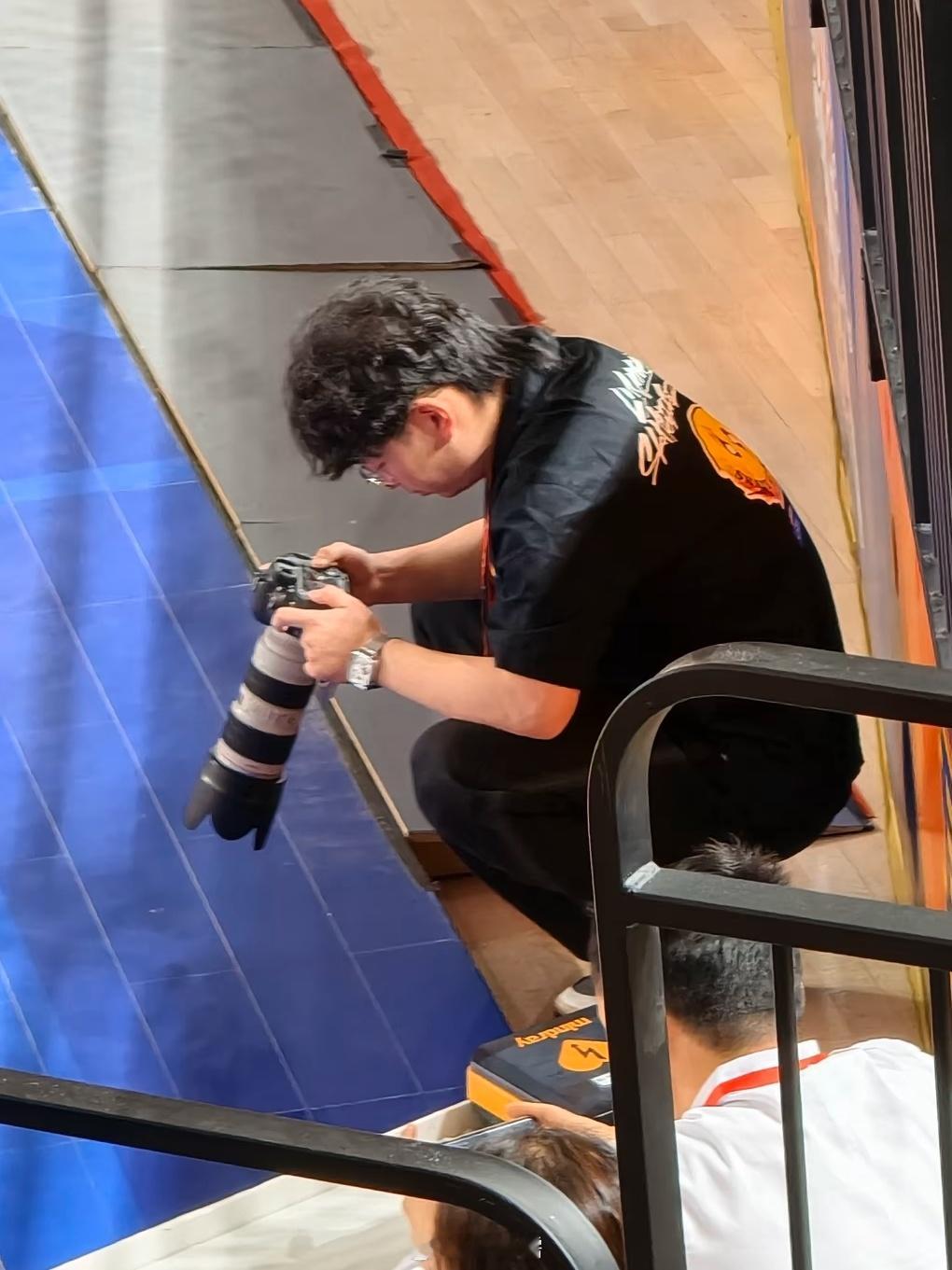 比赛日工作照/摸鱼照cba新疆男篮小卢篮球世界