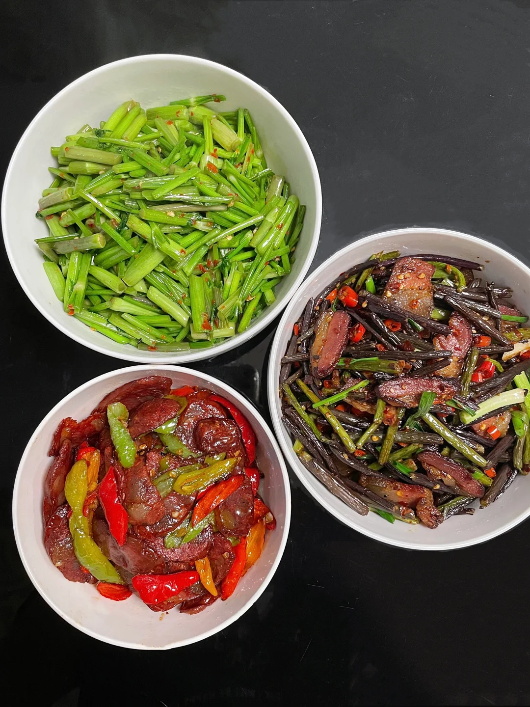家常晚餐 蕨菜炒腊肉&清炒水芹菜 太香了～