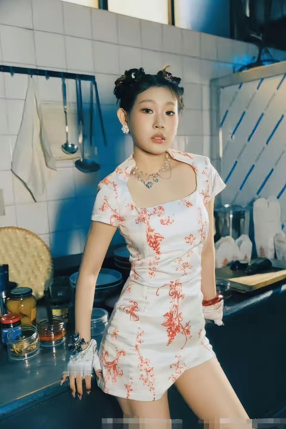 小沈阳女儿这个造型在厨房拍照挺有意思的。