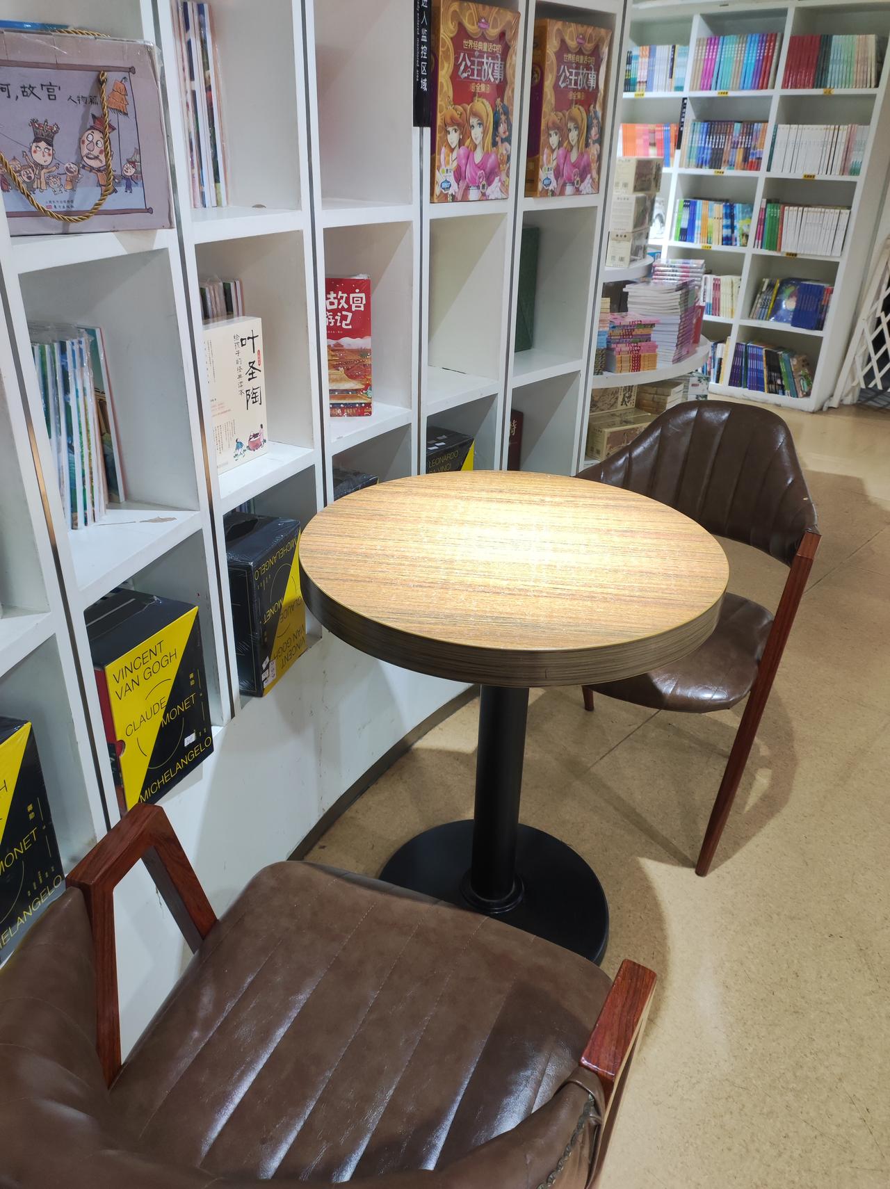 走进书店

五一假期第三天，走进离家最近的一个书店。
很安静，找到了一个最好的位