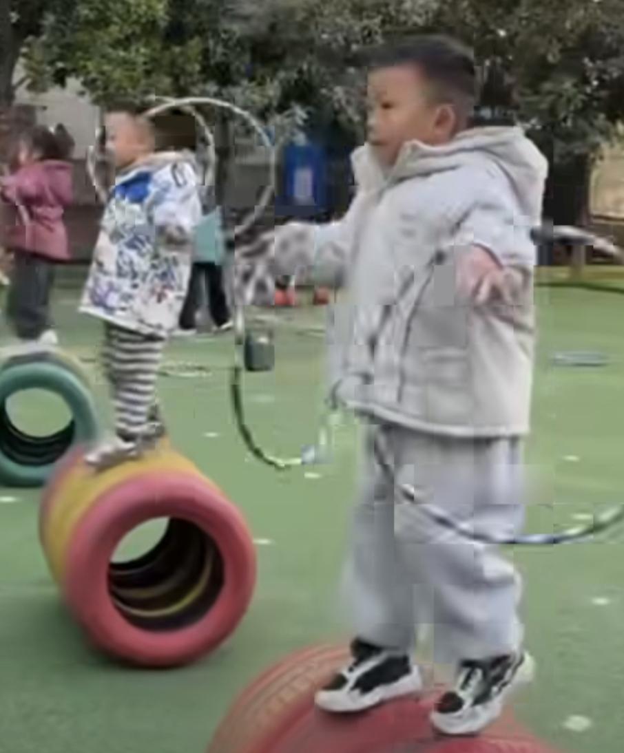 95后园长硬核带娃
个个有绝活
河南。98年帅气小伙当幼儿园园长另类“带娃” 孩