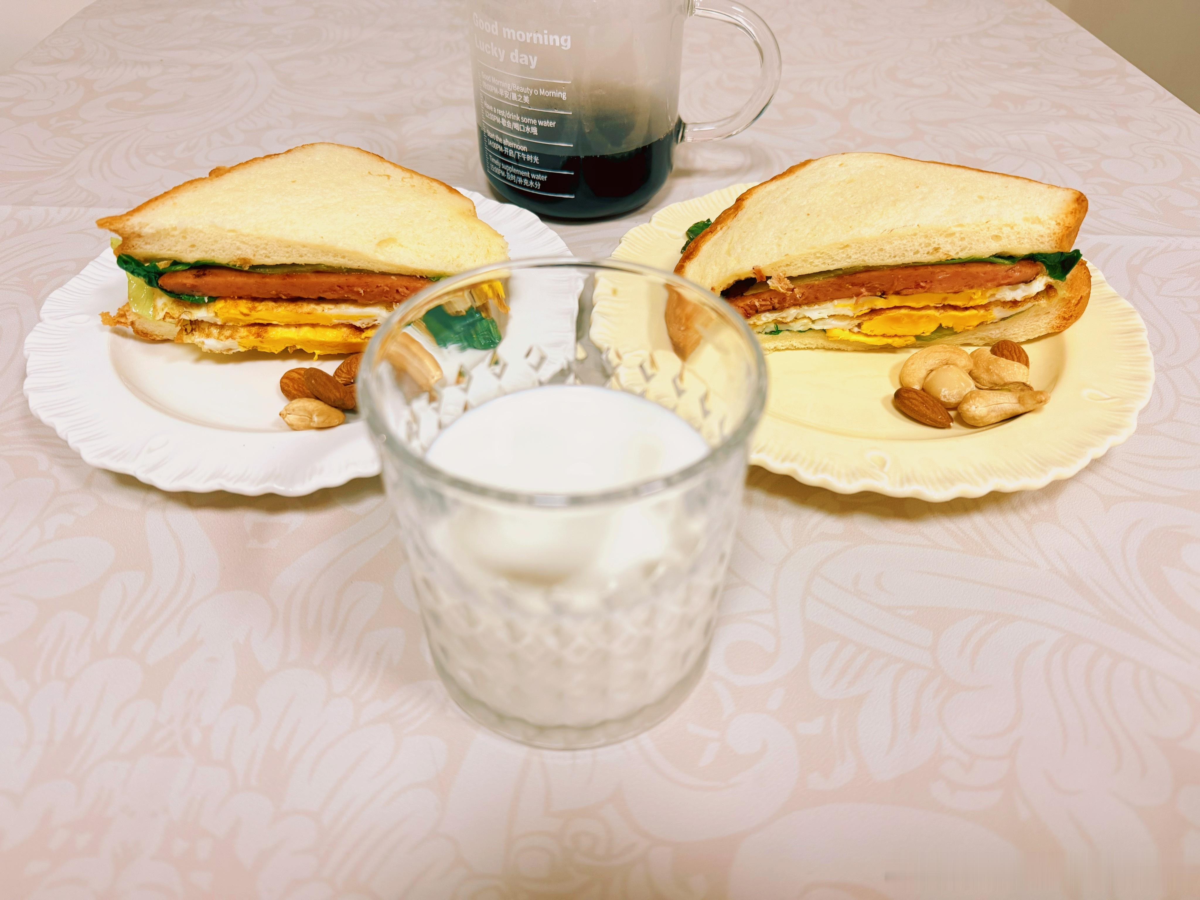 早安 ，今天依旧黑咖+三明治🥪 ​​​