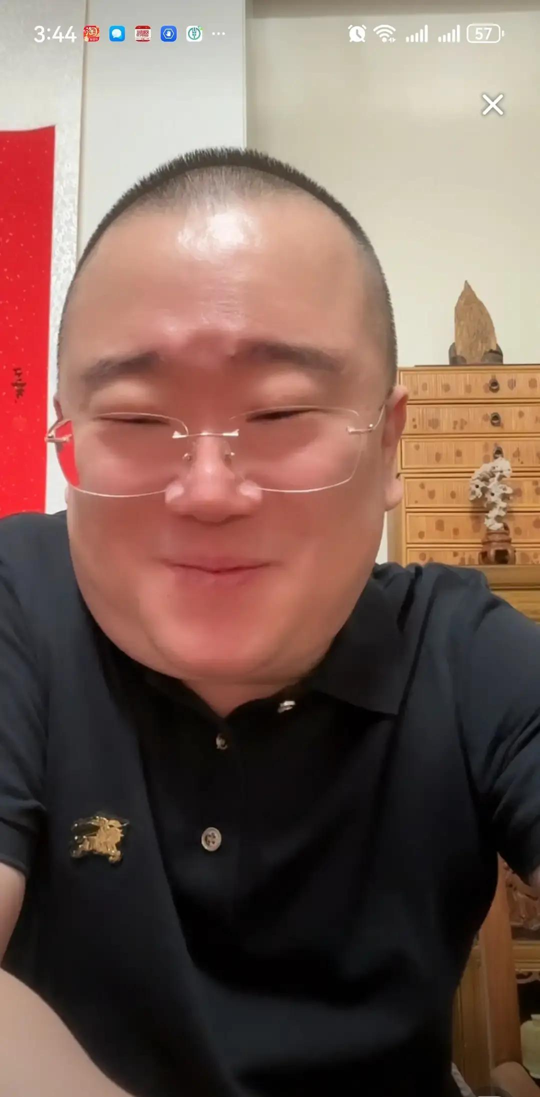 大泥和戴九安昨晚在刘老根大舞台办封箱演出，票提前两周就卖空，现场加塑料凳卖到最后