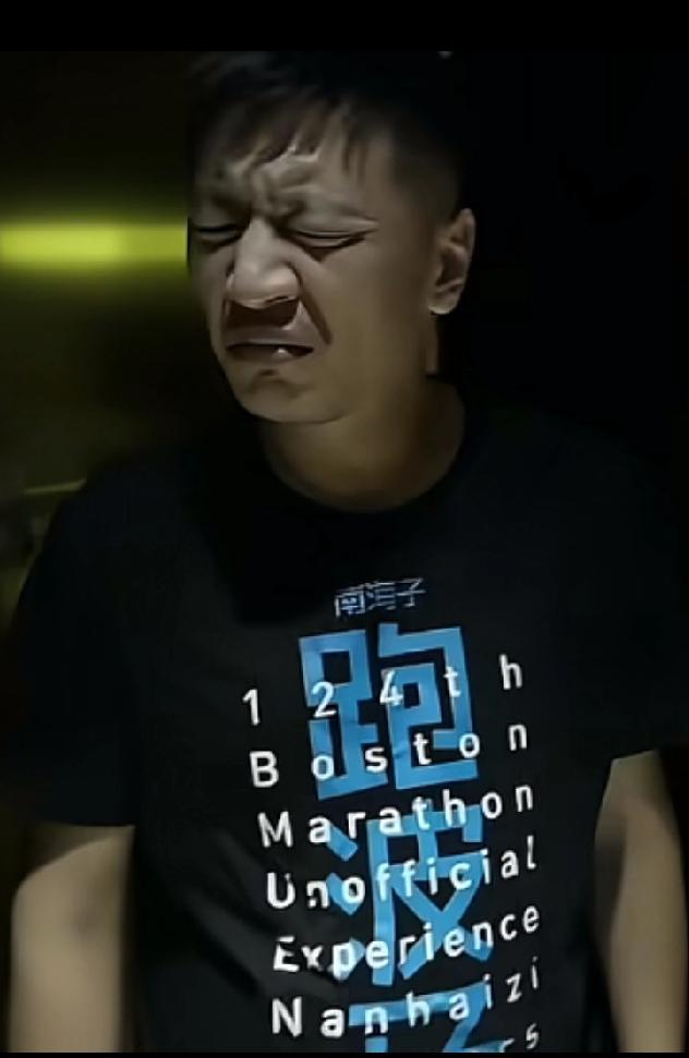 天未亮便起身，草草果腹便去应答观众问询，终日奔波劳碌不曾停歇，熬得疲惫不堪积劳成