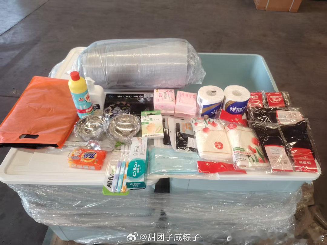 餐具看起来是不锈钢的…不易滋生细菌易清洁又结实，日常来说缺点可能是价格高和不能进