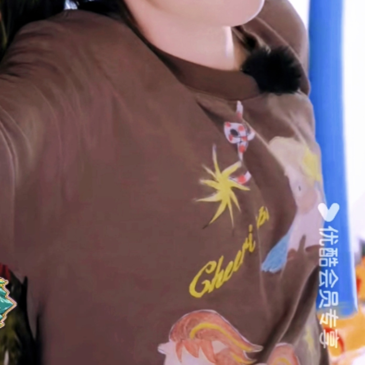 就说这衣服哪儿不对，太贴身