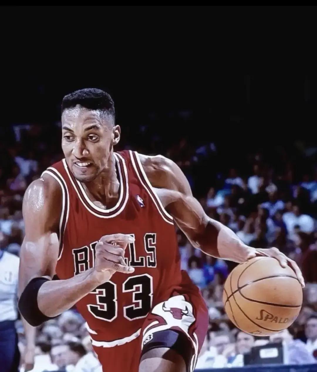 别再叫他“二当家”了。
你知道吗？
在NBA官方75大巨星榜上，皮蓬排第26位。