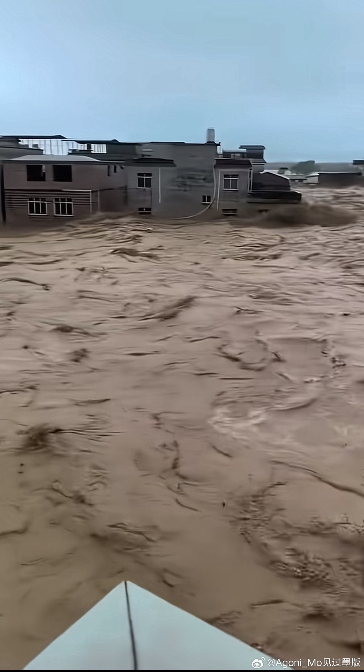 广西抗洪天呐 看见好多地方已经淹到二楼了 希望大家都平平安安的 天灾真的太恐怖了